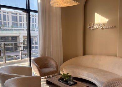 زاوية هادئة في هيرسيزون صالون، الجبيل، المنطقة الشرقية، السعودية. أجواء أنيقة وراقية للاسترخاء.