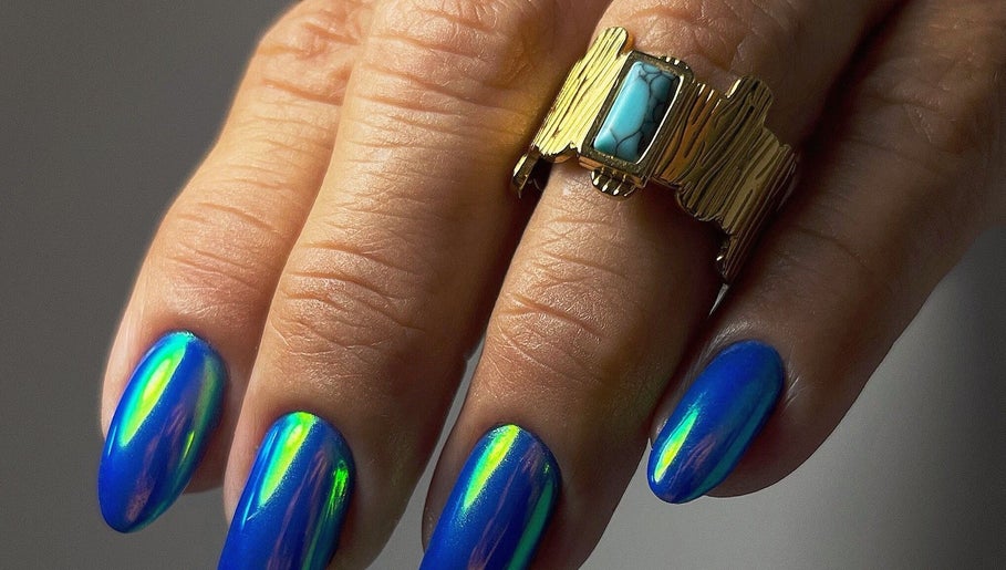 Manicura azul brillante en The Rad Studio, San Sebastián, San Sebastián, PR. Destacando anillo dorado.