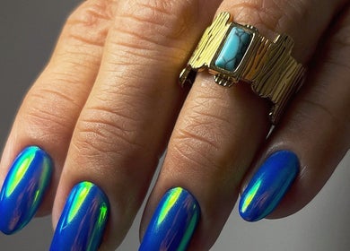 Manicura azul brillante en The Rad Studio, San Sebastián, San Sebastián, PR. Destacando anillo dorado.