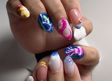 Uñas artísticas en The Rad Studio, San Sebastián, San Sebastián, PR, mostrando diseño colorido.