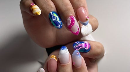 Uñas artísticas en The Rad Studio, San Sebastián, San Sebastián, PR, mostrando diseño colorido.