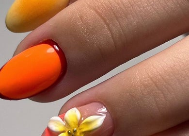Uñas decoradas con diseño floral y colores vivos en The Rad Studio, San Sebastián, San Sebastián, PR.