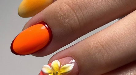 Uñas decoradas con diseño floral y colores vivos en The Rad Studio, San Sebastián, San Sebastián, PR.