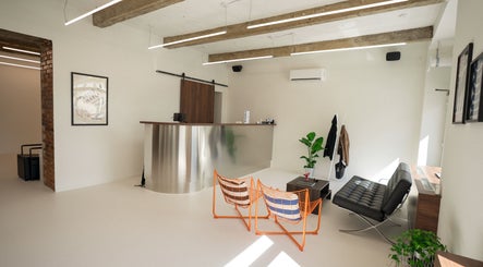 Stylová recepce PROFIL Barbershop v Ostravě, Moravskoslezský kraj, CZ s moderním interiérem.