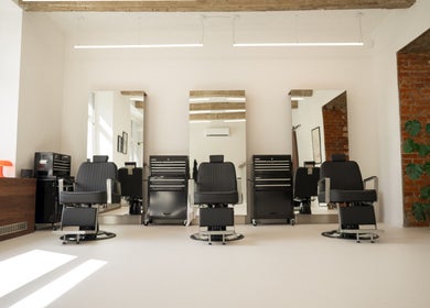Moderní interiér PROFIL Barbershop s křeslem v Ostravě, Moravskoslezský Kraj, CZ.