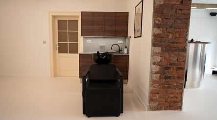 Moderní umyvadlo v PROFIL Barbershopu, Ostrava, Moravskoslezský Kraj, CZ.