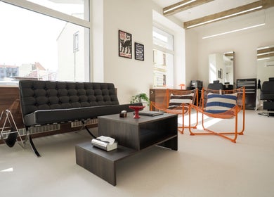 Interiér PROFIL Barbershop v Ostravě, Moravskoslezský Kraj, CZ s moderním sezením a zrcadly.