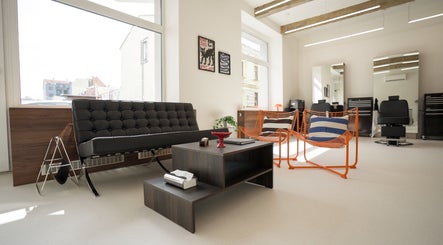 Interiér PROFIL Barbershop v Ostravě, Moravskoslezský Kraj, CZ s moderním sezením a zrcadly.