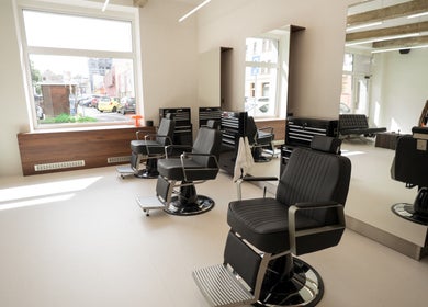Stylové interiéry PROFIL Barbershop, Ostrava, Moravskoslezský Kraj, CZ, s moderními křesly a zrcadly.
