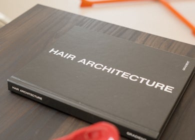 Kniha 'Hair Architecture' na stolku v PROFIL Barbershop, Ostrava, Moravskoslezský Kraj, CZ.