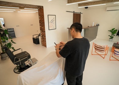Interiér PROFIL Barbershop Ostrava, Moravskoslezský Kraj, CZ s moderním designem a stylovým vybavením.