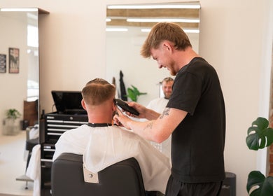 Kadeřník v PROFIL Barbershop, Ostrava, Moravskoslezský Kraj, CZ, upravuje účes klienta.