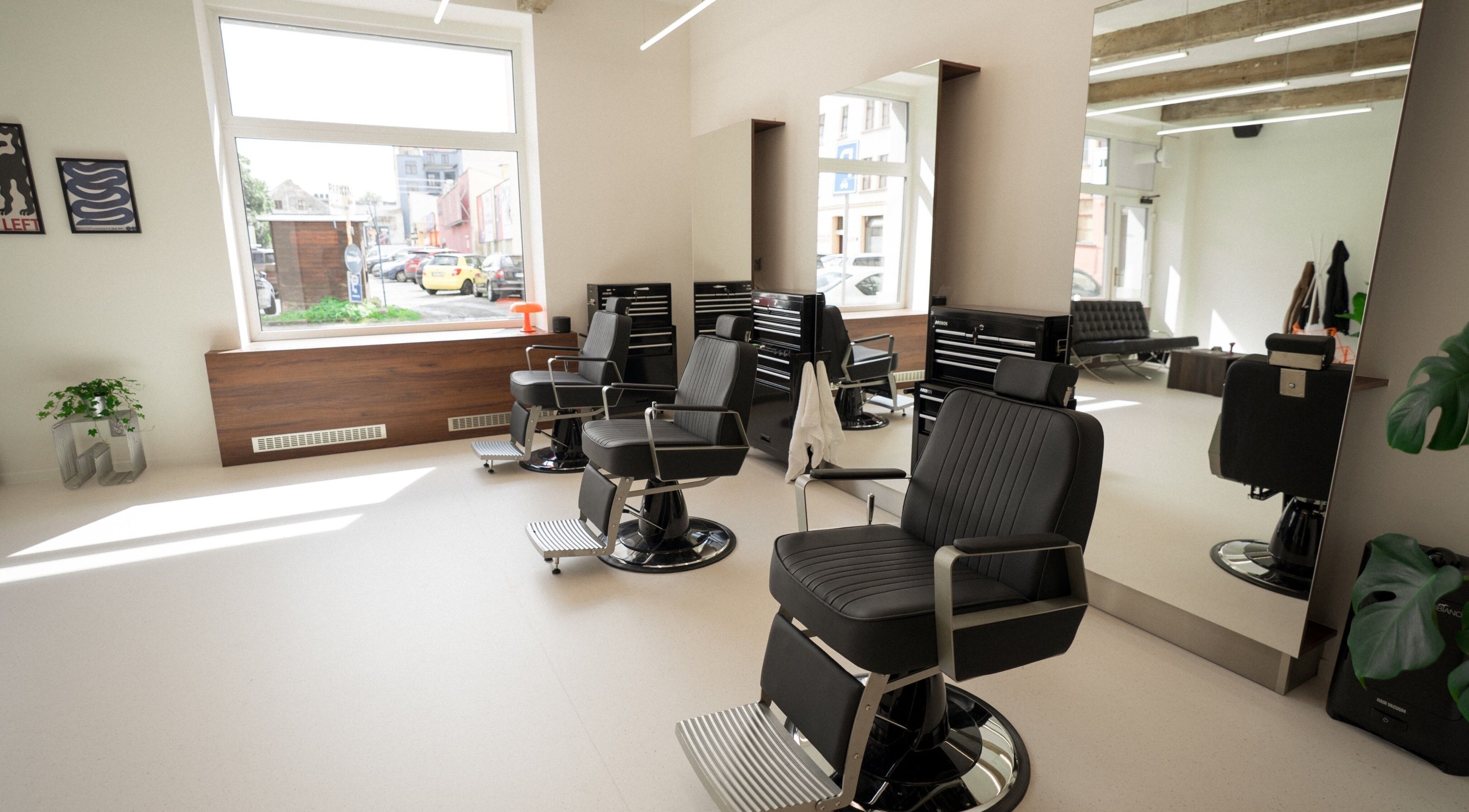 Moderní interiér PROFIL Barbershopu v Ostravě, Moravskoslezský Kraj, CZ s elegantními křesly.