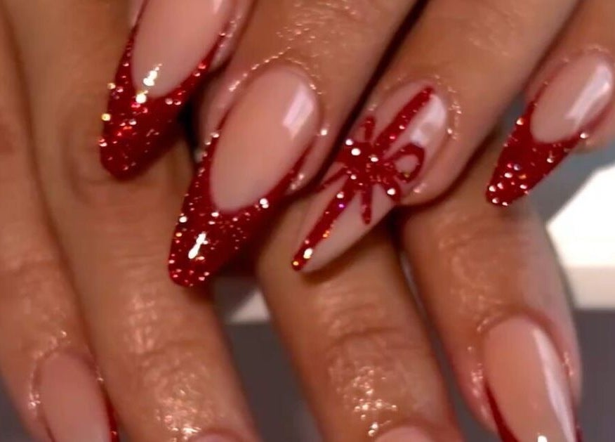 Mẫu móng tay đỏ lấp lánh tại M Cherie Nails, Hornchurch, England, GB.