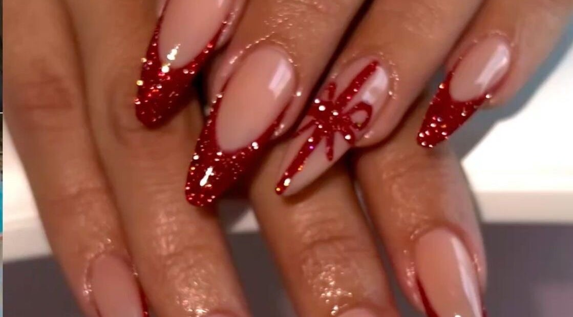 Mẫu móng tay đỏ lấp lánh tại M Cherie Nails, Hornchurch, England, GB.