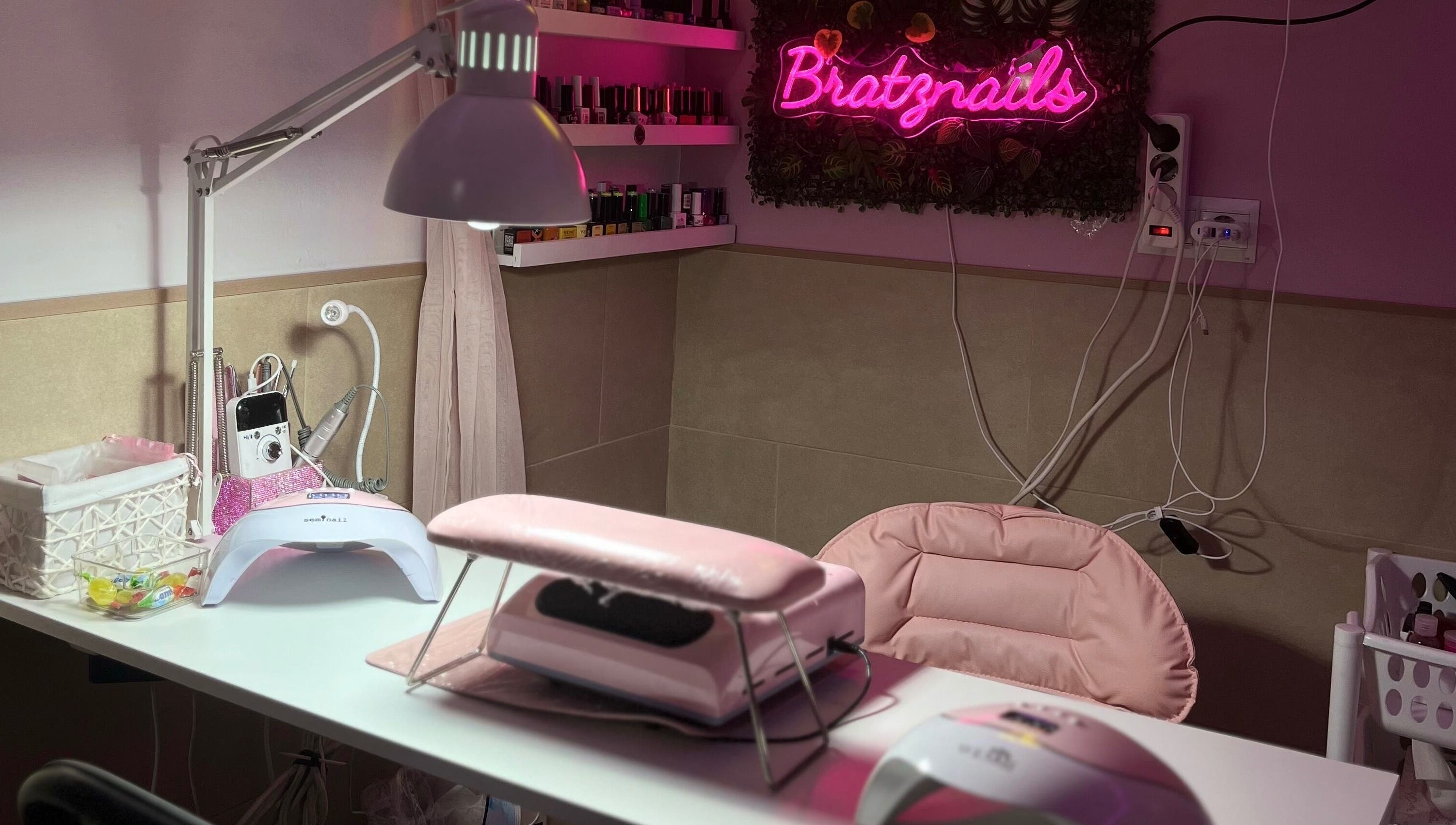 Mesa de uñas con letrero de neón en Fernandez Beauty💅🏽, Brenes, Andalucía, ES.