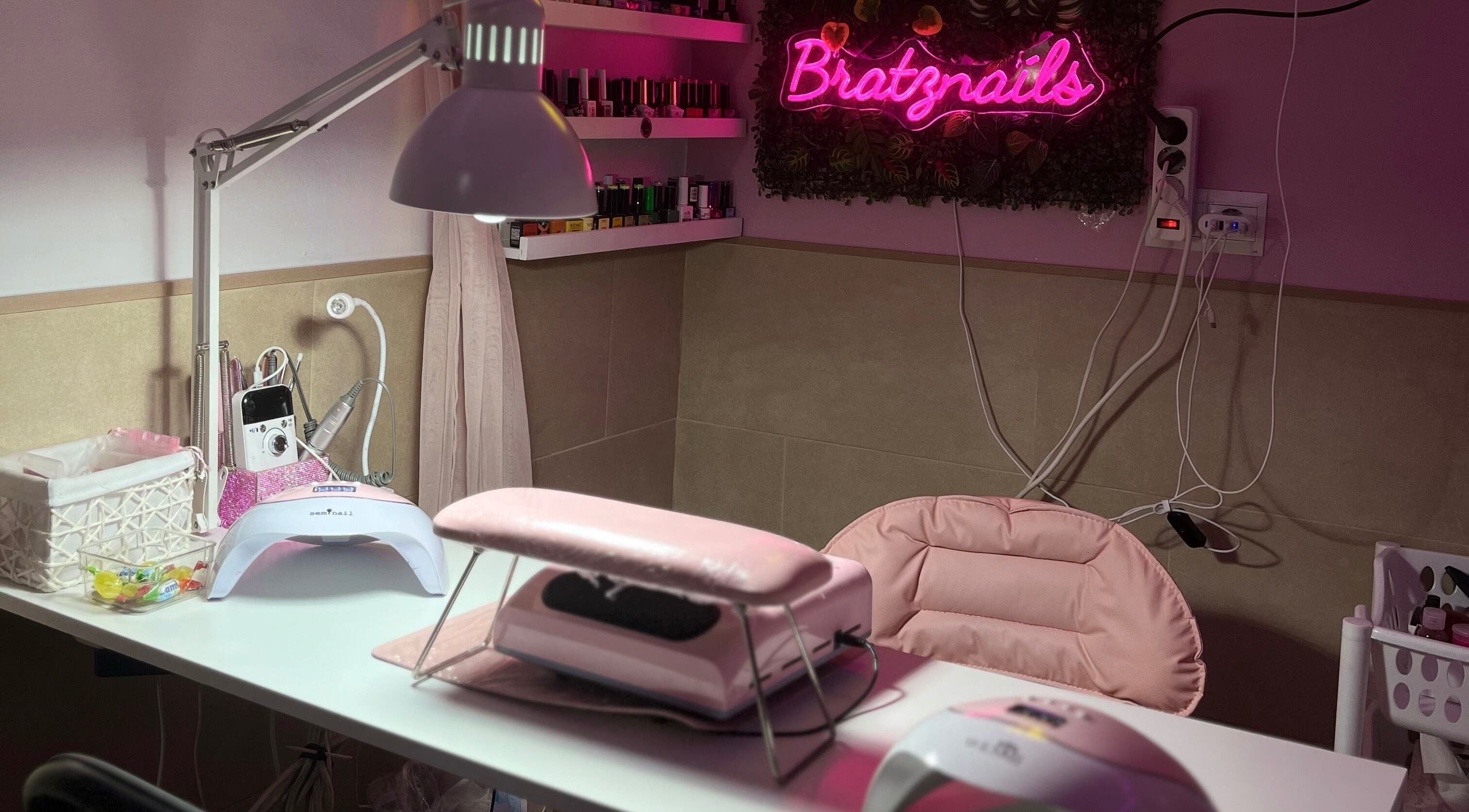 Mesa de uñas con letrero de neón en Fernandez Beauty💅🏽, Brenes, Andalucía, ES.