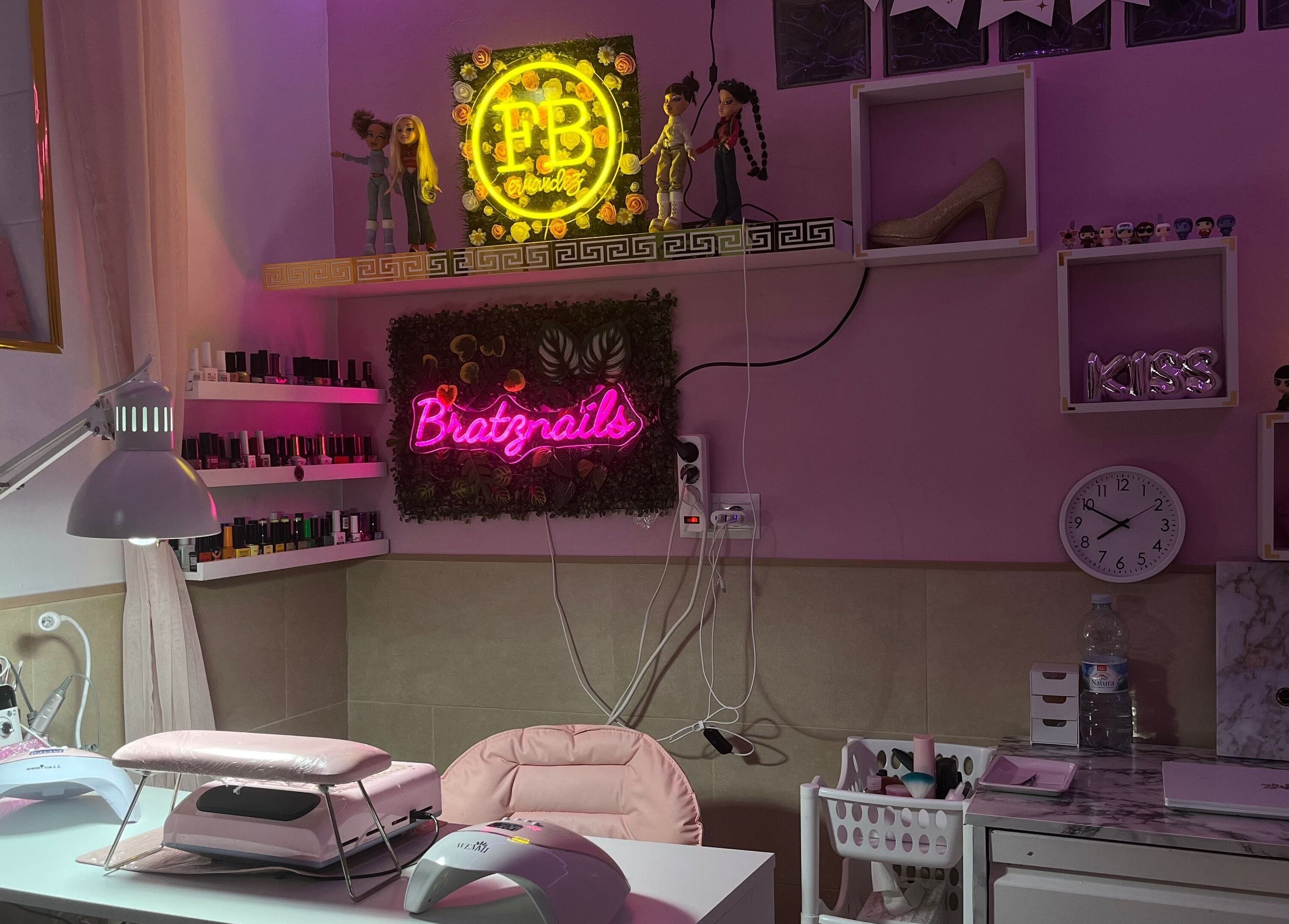 Espacio de manicura en Fernandez Beauty💅🏽, Brenes, Andalucía, ES con decoración moderna y luces de neón.