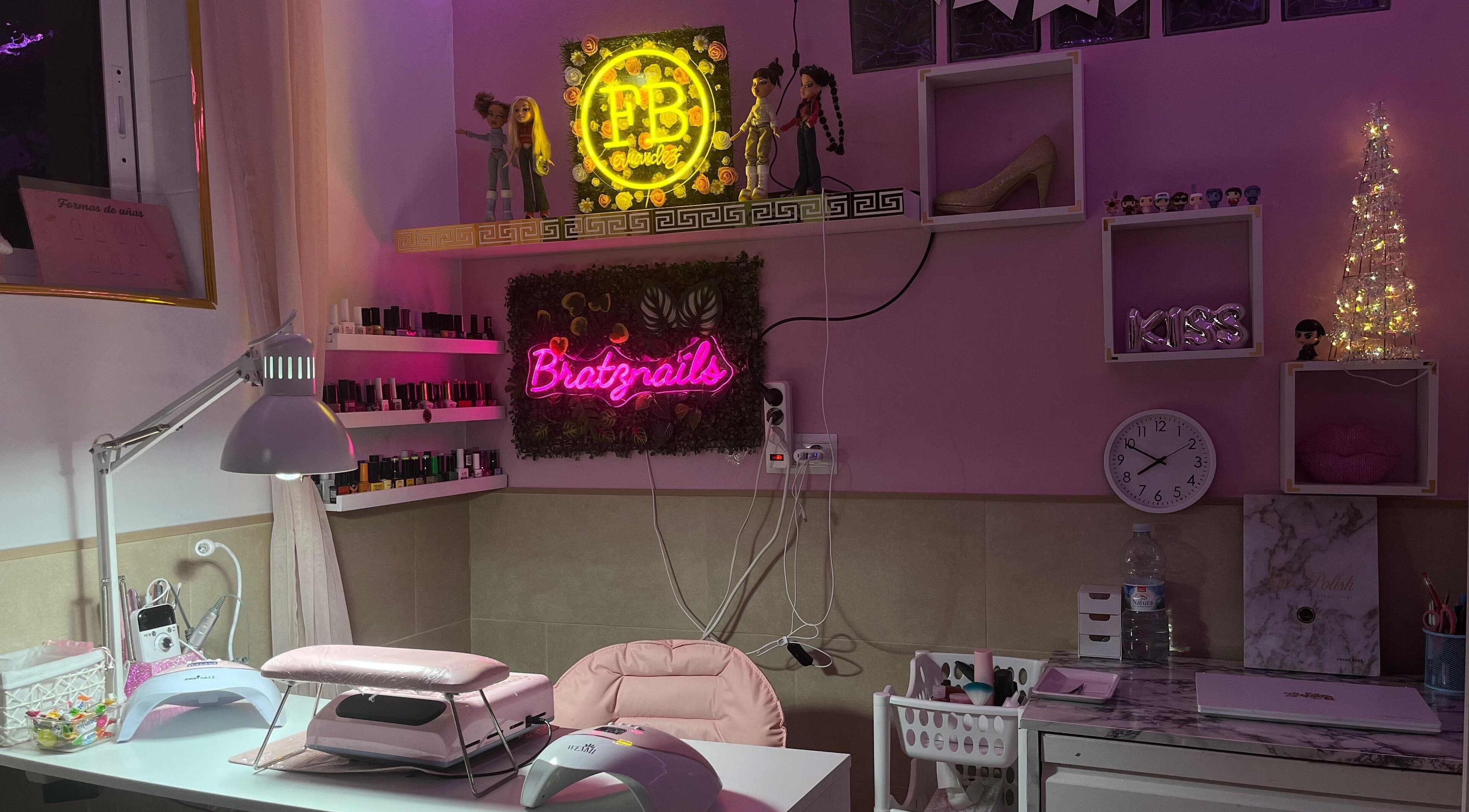 Espacio de manicura en Fernandez Beauty💅🏽, Brenes, Andalucía, ES con decoración moderna y luces de neón.
