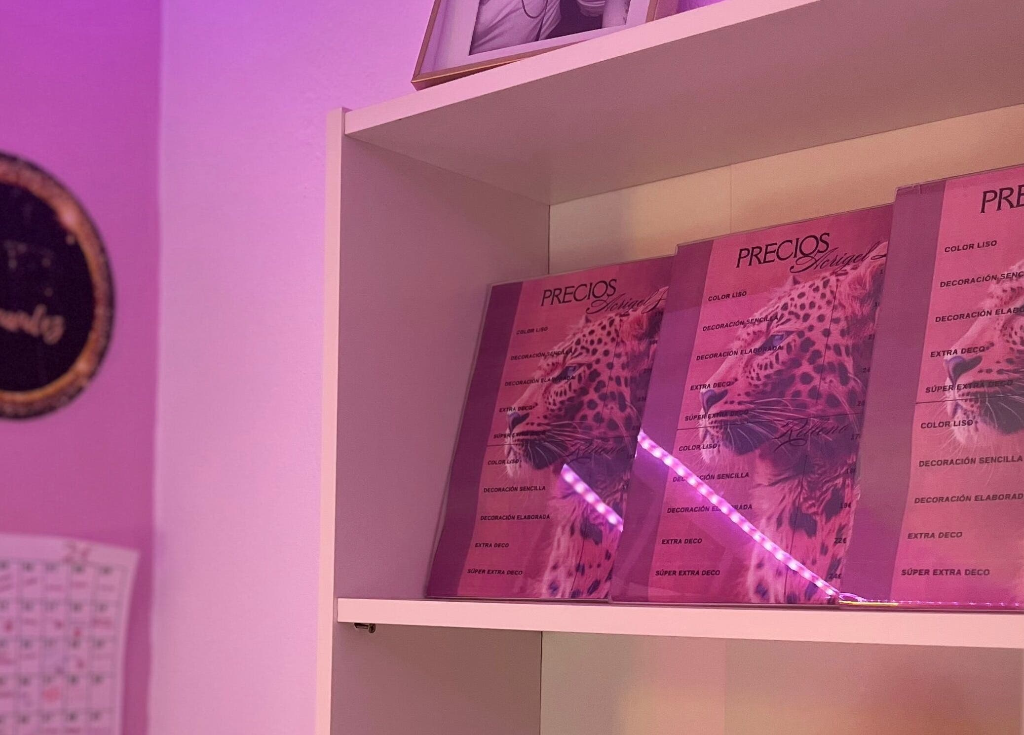 Lista de precios con diseño felino en Fernandez Beauty💅🏽, Brenes, Andalucía, ES.