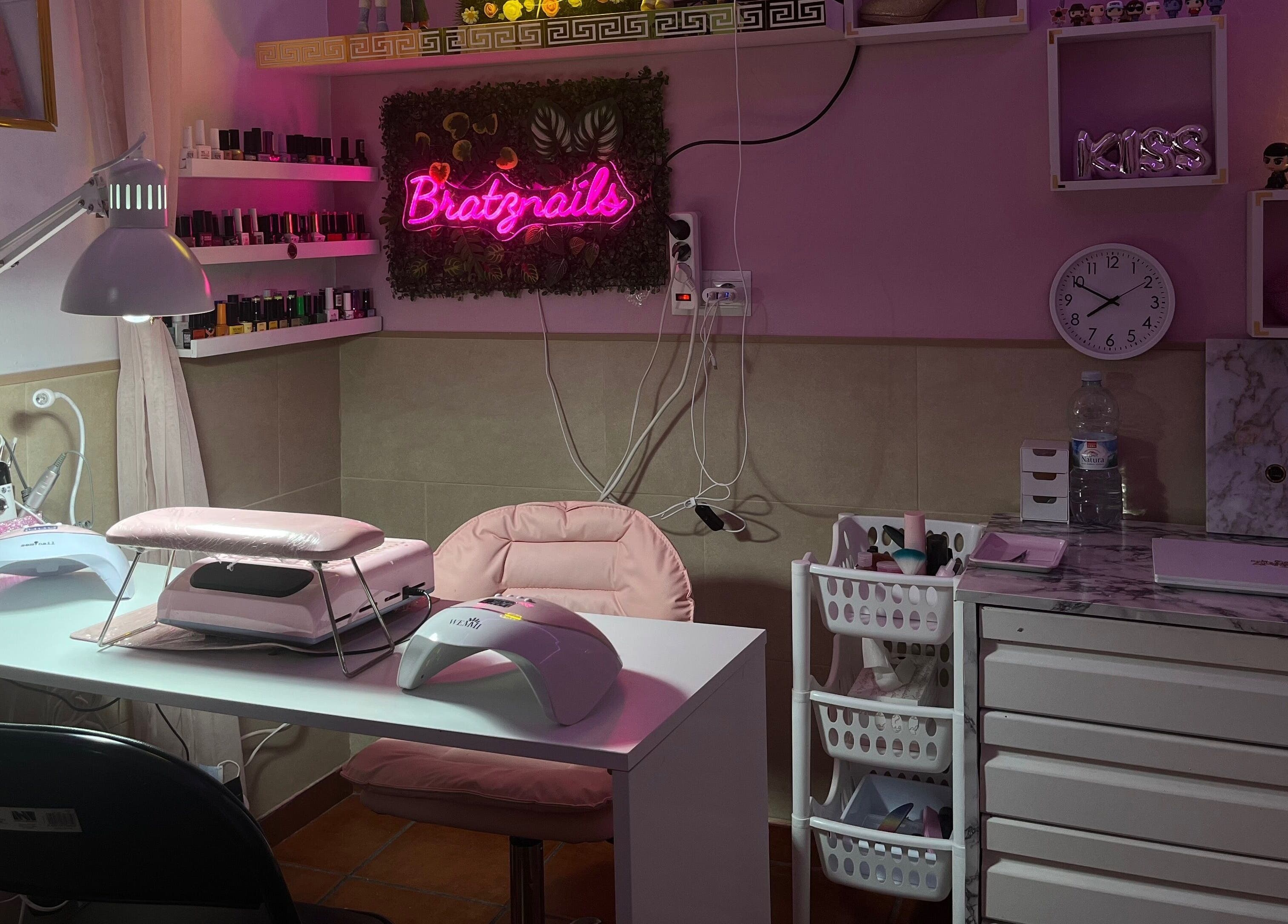 Estación de manicura en Fernandez Beauty💅🏽, Brenes, Andalucía, ES, con decoración moderna y lámparas LED.