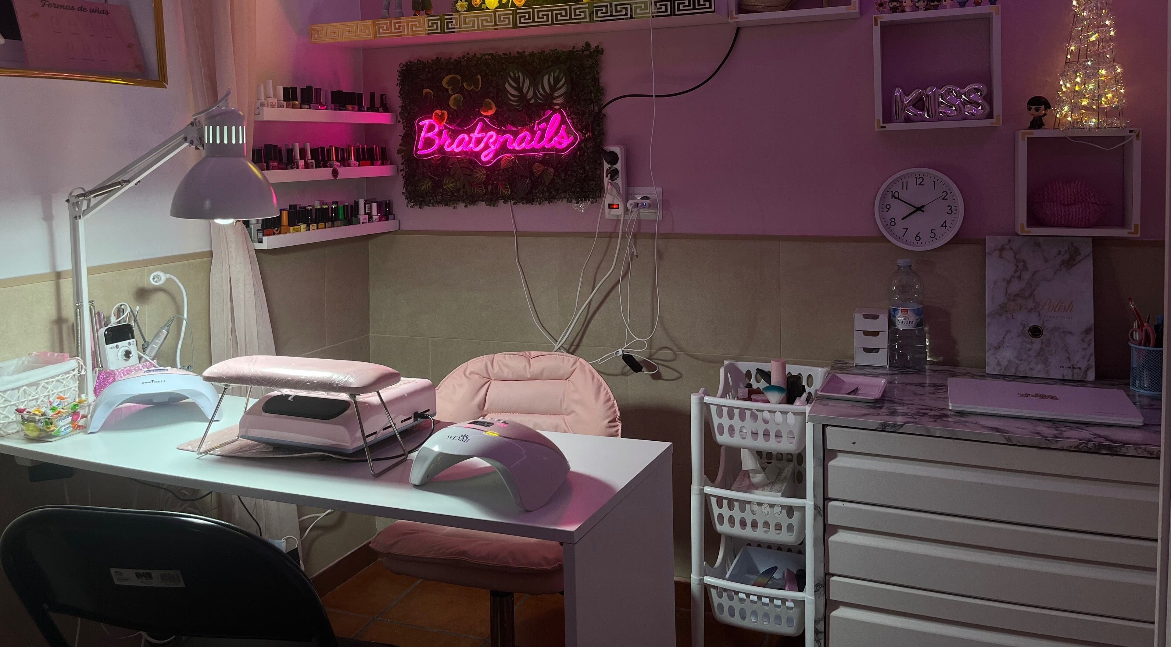 Estación de manicura en Fernandez Beauty💅🏽, Brenes, Andalucía, ES, con decoración moderna y lámparas LED.