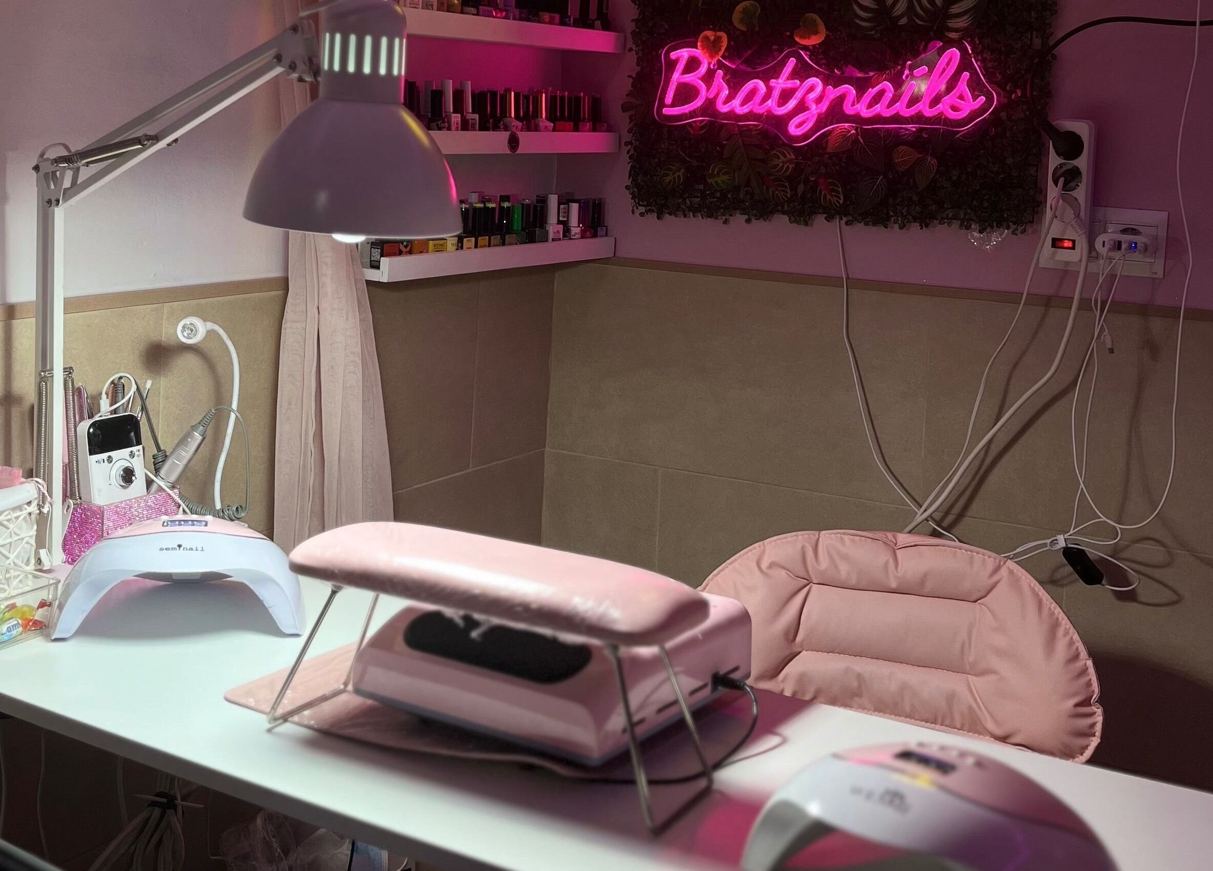 Estación de manicura en Fernandez Beauty💅🏽, Brenes, Andalucía, ES con elegantes herramientas para uñas y neón.