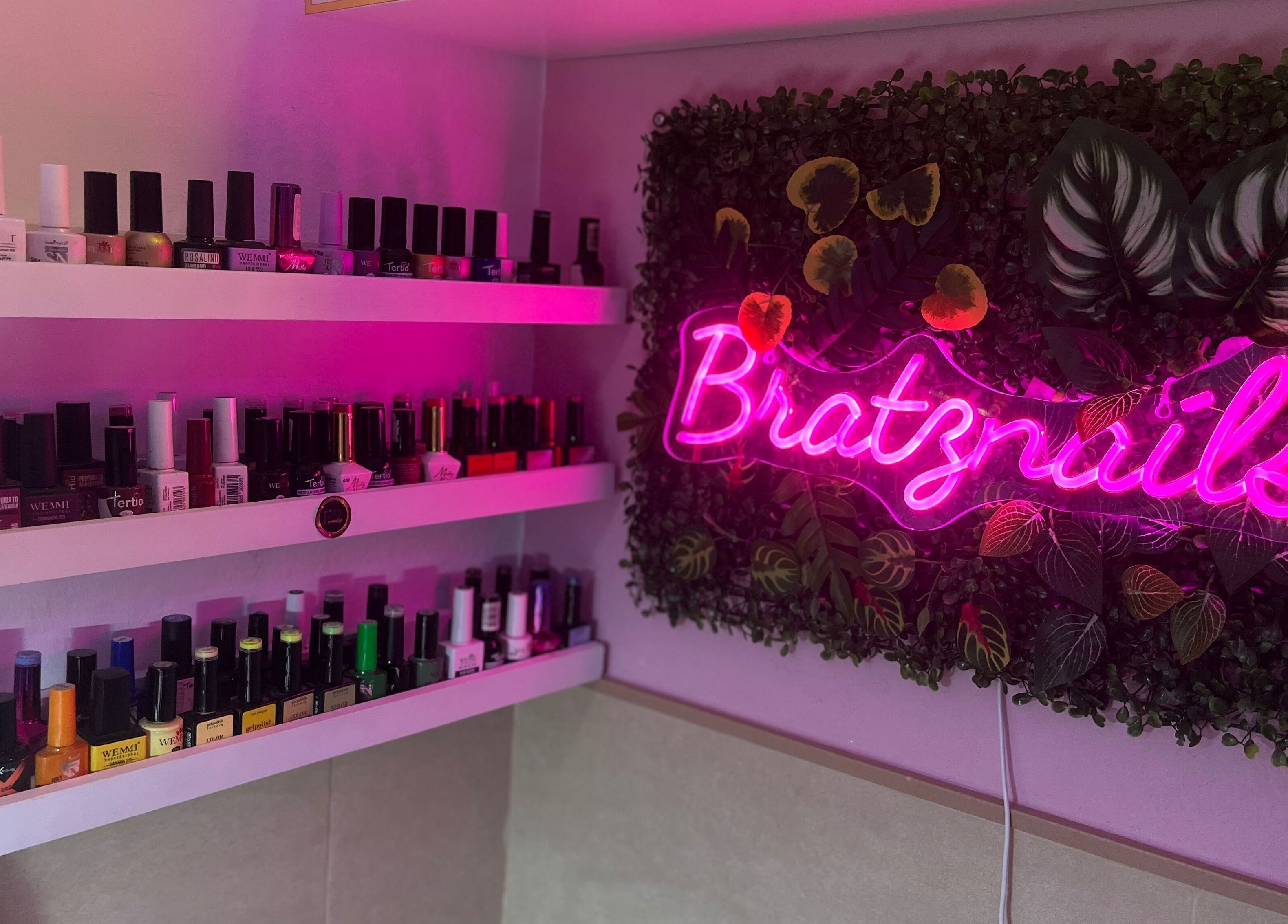Estante de esmaltes y letrero de neón en Fernandez Beauty💅🏽, Brenes, Andalucía, ES.