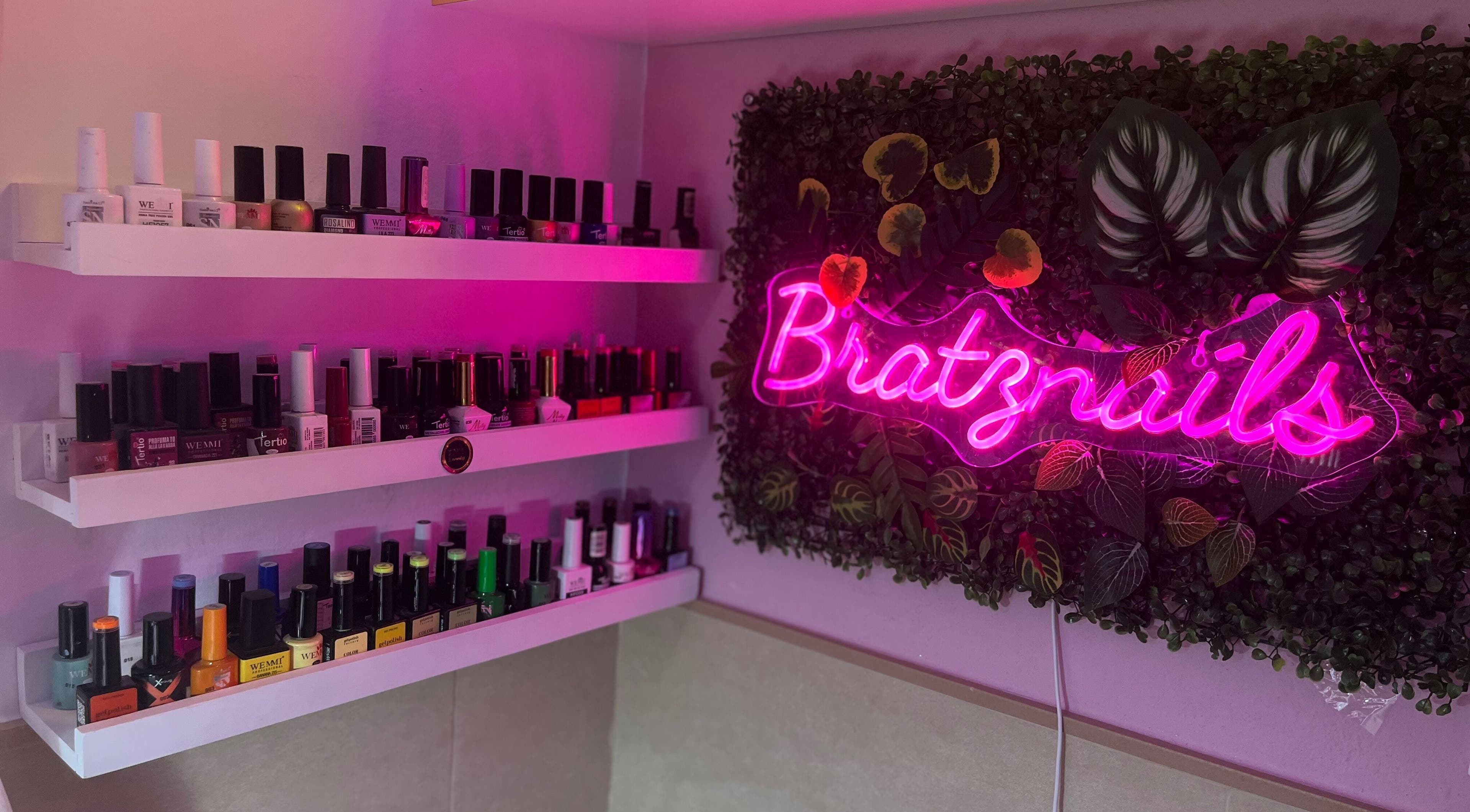 Estante de esmaltes y letrero de neón en Fernandez Beauty💅🏽, Brenes, Andalucía, ES.
