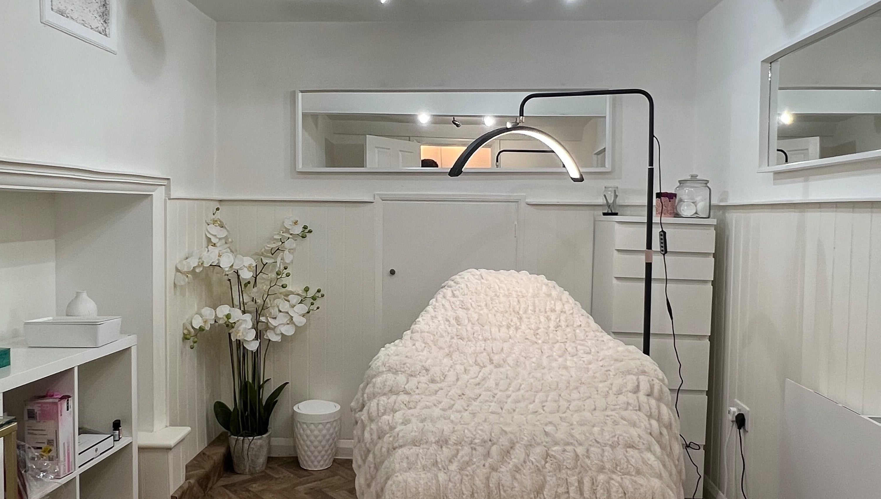 Relaxing treatment room at Lashes by Em, Harrogate, England, GB with plush bed and serene decor.