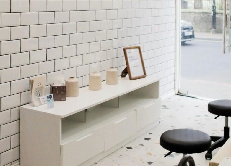 Modern waiting area at Awe London Shoreditch in London, England, GB, featuring sleek design and comfortable seating.