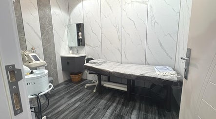 Relaxing treatment room at Goar Beauty Salon, Dubai, Dubai, AE with modern equipment and elegant decor.