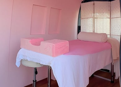 Interior view of The Mobile Lash and Brow Studio in Engadine, New South Wales, AU with a pink treatment bed.