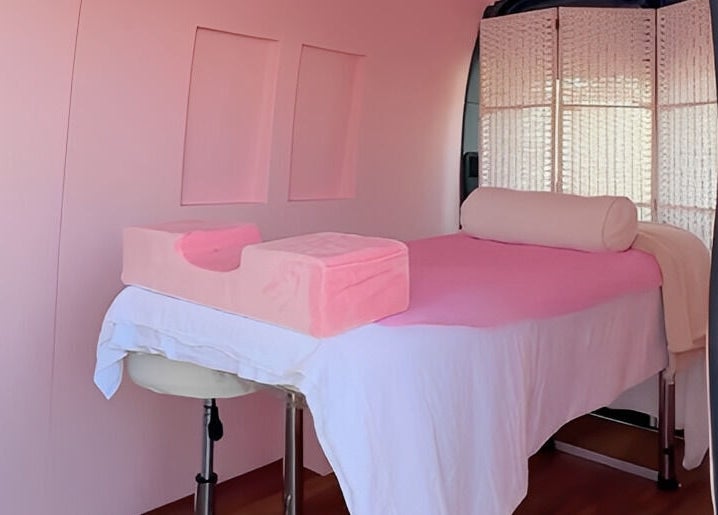 Interior view of The Mobile Lash and Brow Studio in Engadine, New South Wales, AU with a pink treatment bed.