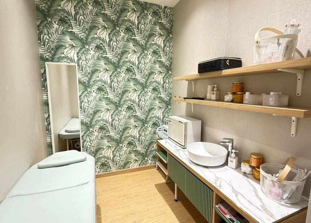 Elegant treatment room at Gamika Beauty Salon, دبي, دبي, AE, with tropical decor and soothing ambiance.