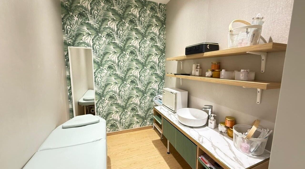 Elegant treatment room at Gamika Beauty Salon, دبي, دبي, AE, with tropical decor and soothing ambiance.