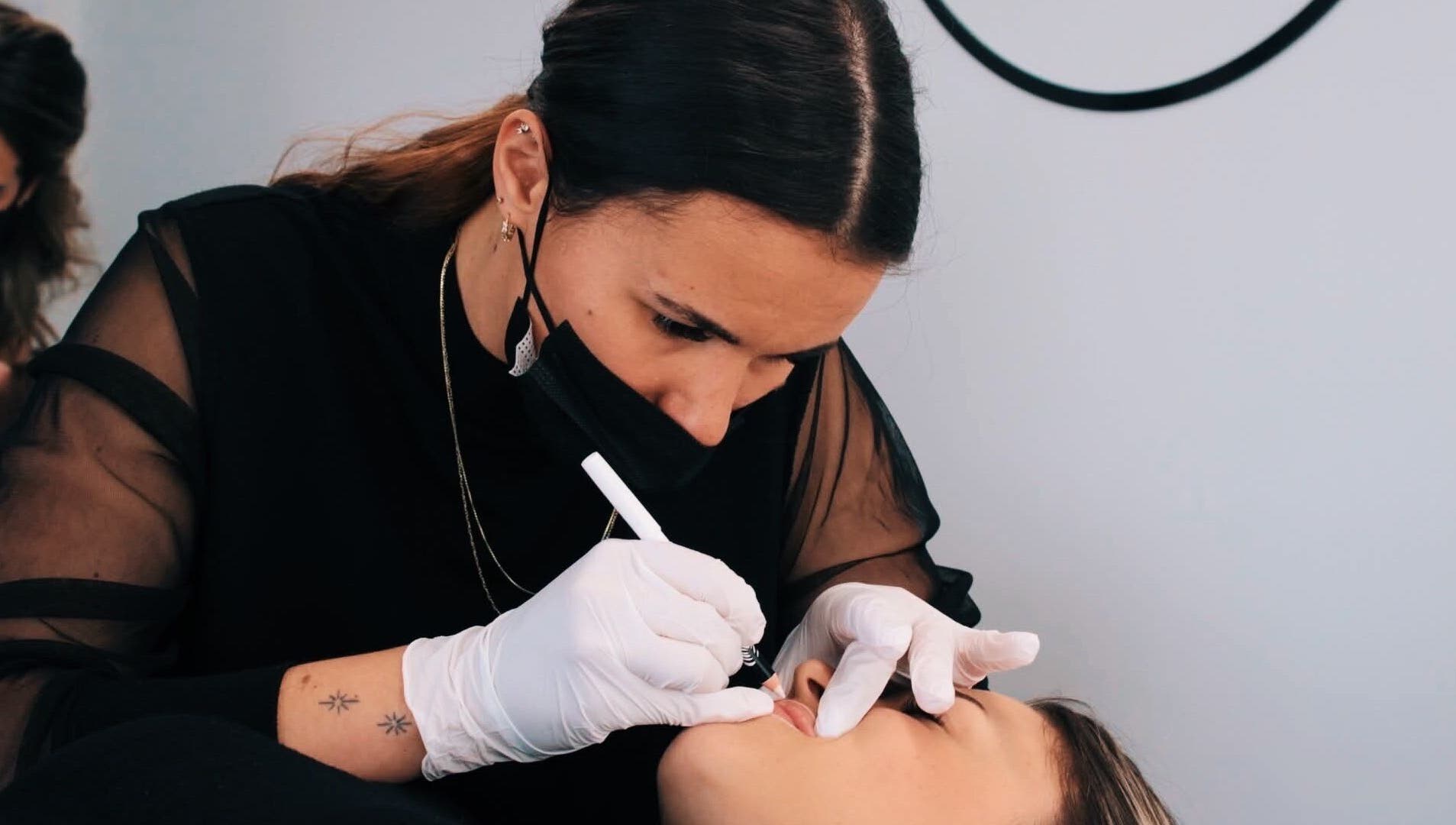 Esthéticienne à Sublime Avenue, Malartic, Québec, CA effectuant un soin des lèvres avec précision.