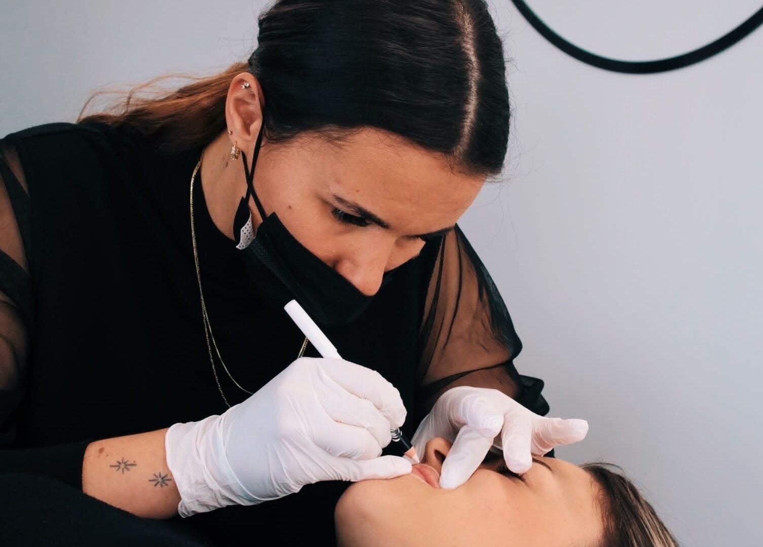 Esthéticienne à Sublime Avenue, Malartic, Québec, CA effectuant un soin des lèvres avec précision.