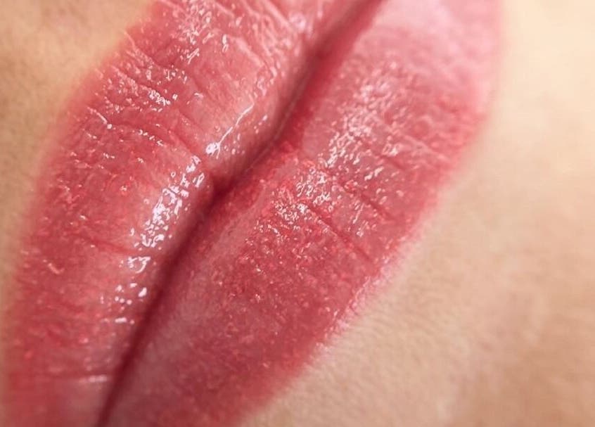 Gros plan de lèvres brillantes et pulpeuses à Sublime Avenue, Malartic, Québec, CA.