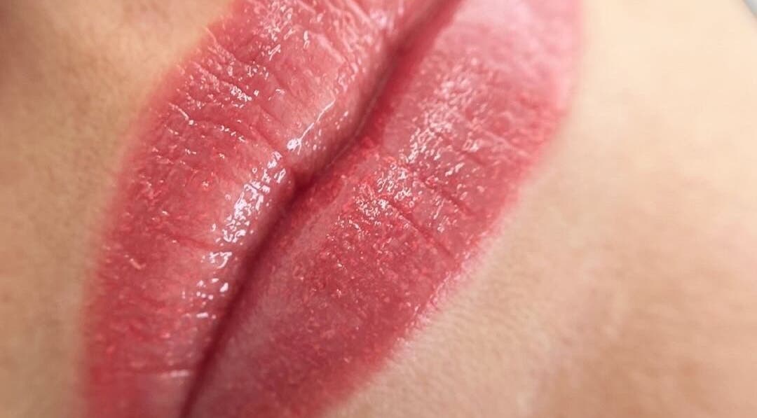 Gros plan de lèvres brillantes et pulpeuses à Sublime Avenue, Malartic, Québec, CA.