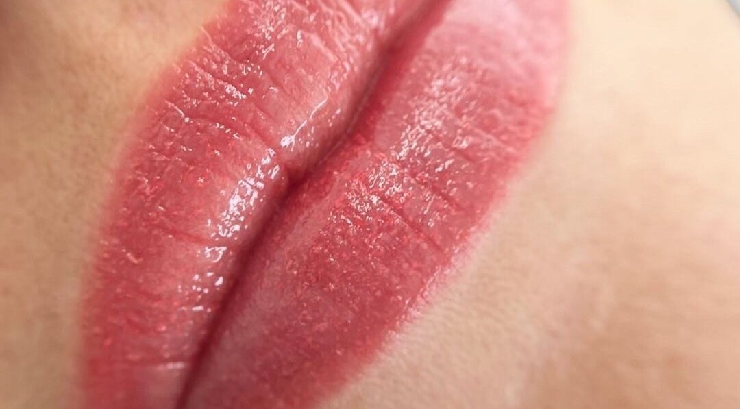 Gros plan de lèvres brillantes et pulpeuses à Sublime Avenue, Malartic, Québec, CA.