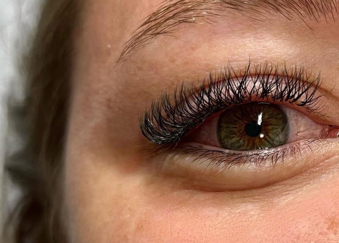 Extensions de cils à Sublime Avenue, Malartic, Québec, CA, accentuant un œil magnifiquement vert.