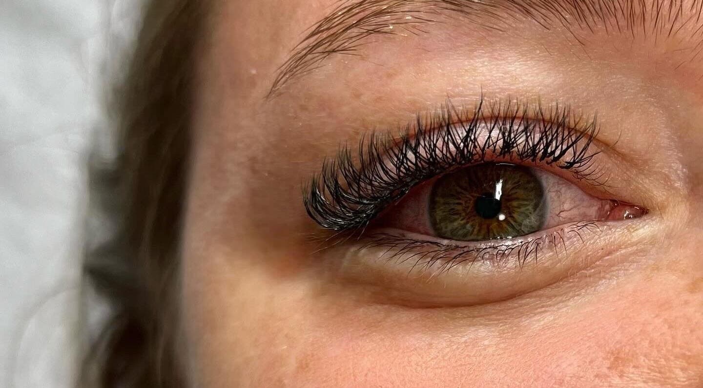 Extensions de cils à Sublime Avenue, Malartic, Québec, CA, accentuant un œil magnifiquement vert.