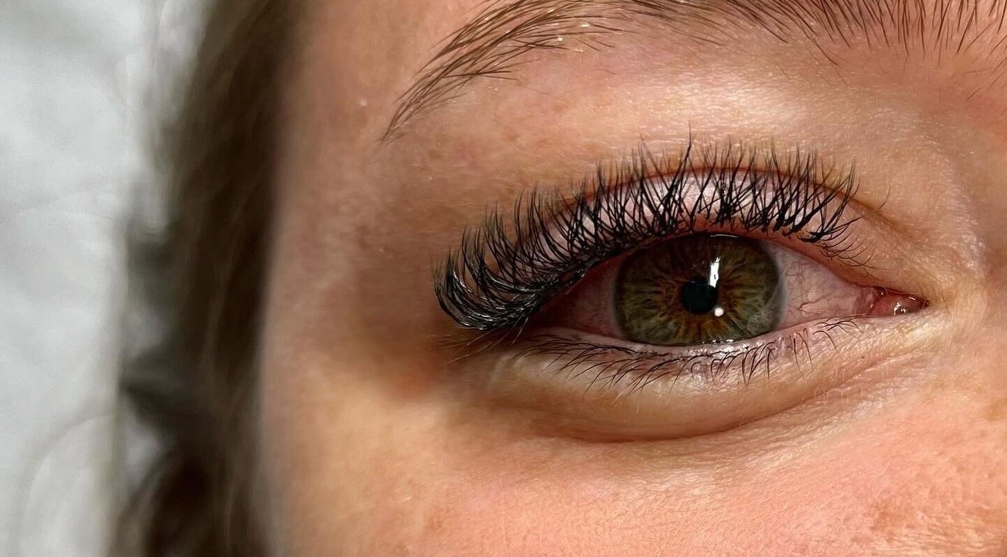 Extensions de cils à Sublime Avenue, Malartic, Québec, CA, accentuant un œil magnifiquement vert.