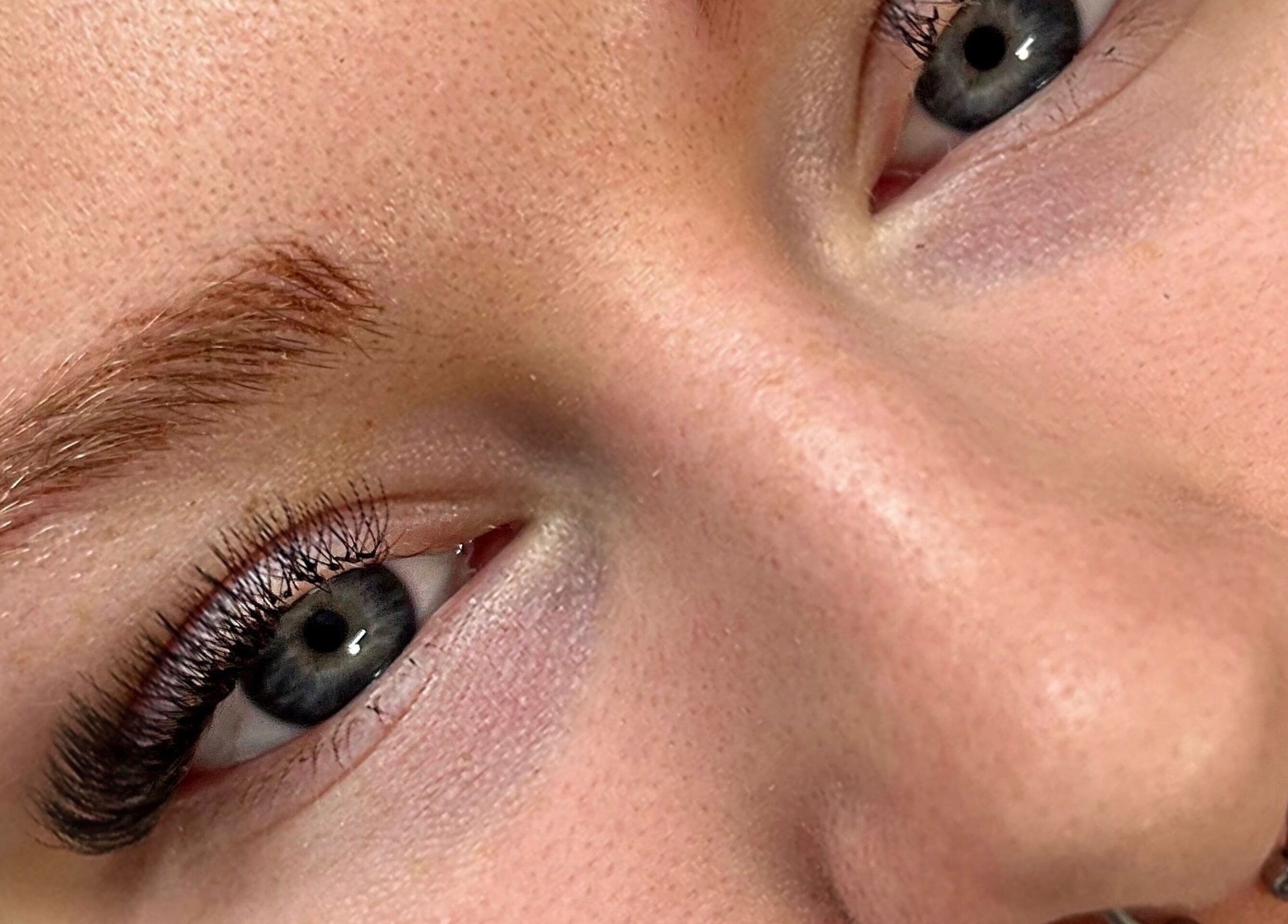 Sublime Avenue à Malartic, Québec CA: gros plan d'un visage avec des cils allongés et sourcils soignés.