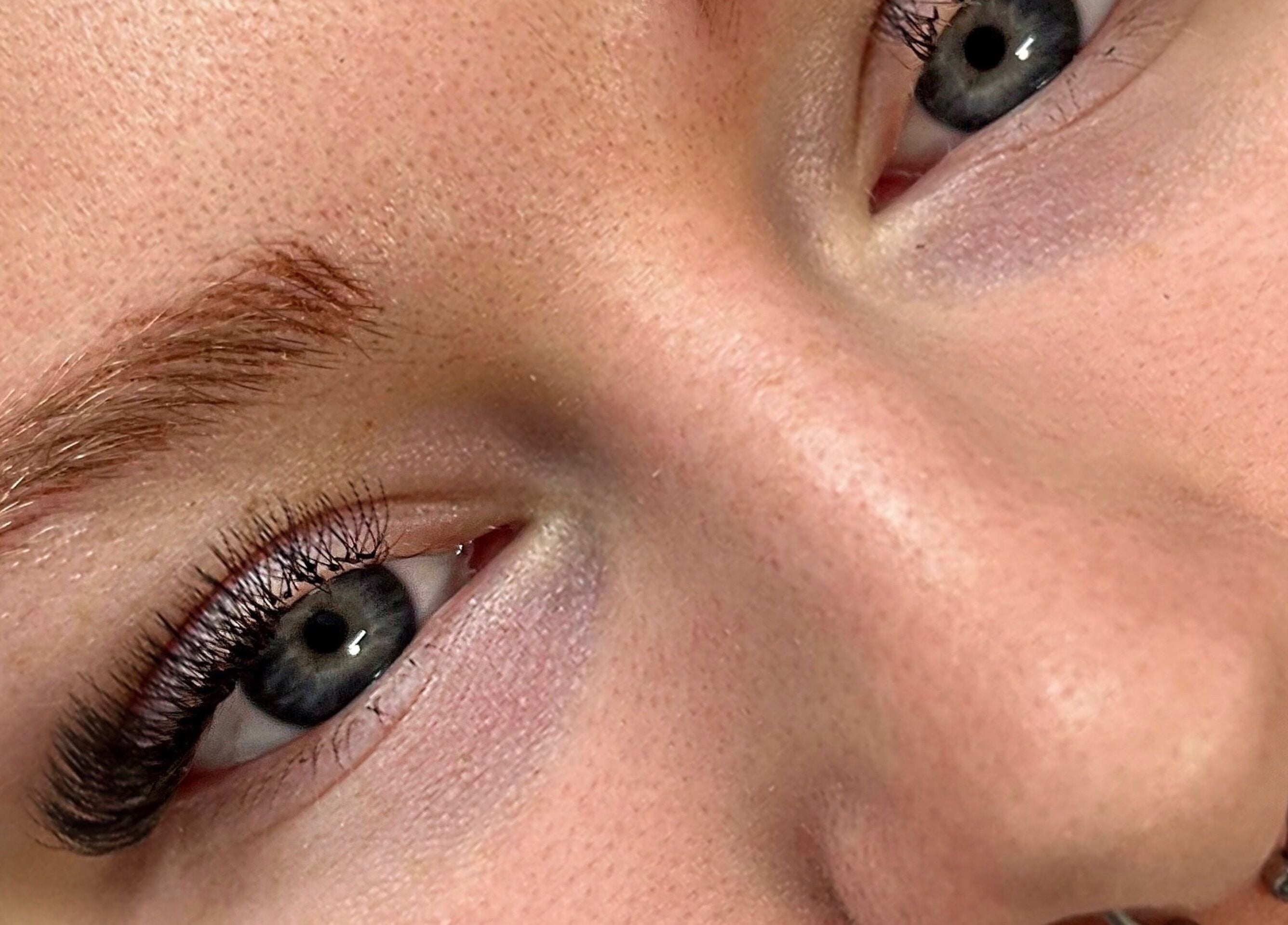 Sublime Avenue à Malartic, Québec CA: gros plan d'un visage avec des cils allongés et sourcils soignés.