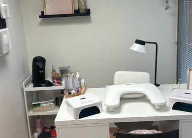 Espace de manucure élégant chez SKIN BY M, Nancy, Grand Est, FR avec équipement moderne et décor soigné.