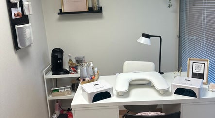 Espace de manucure élégant chez SKIN BY M, Nancy, Grand Est, FR avec équipement moderne et décor soigné.
