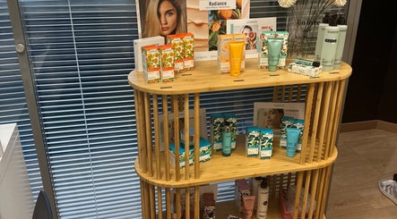Produits de beauté exposés chez SKIN BY M à Nancy, Grand Est, FR, sur une élégante étagère en bois.