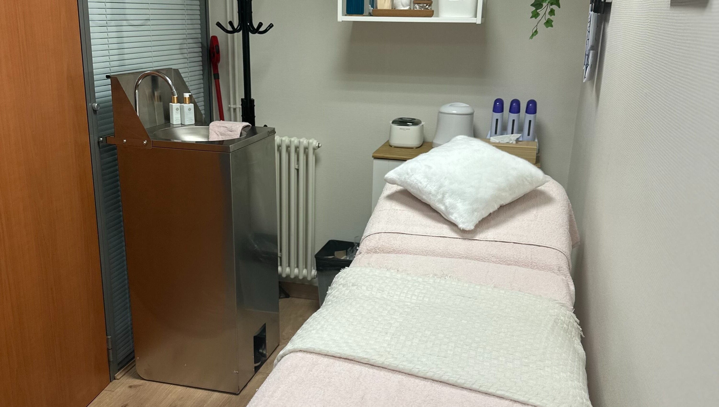 Salle de soin tranquille chez SKIN BY M à Nancy, Grand Est, FR, offrant un cadre apaisant et professionnel.